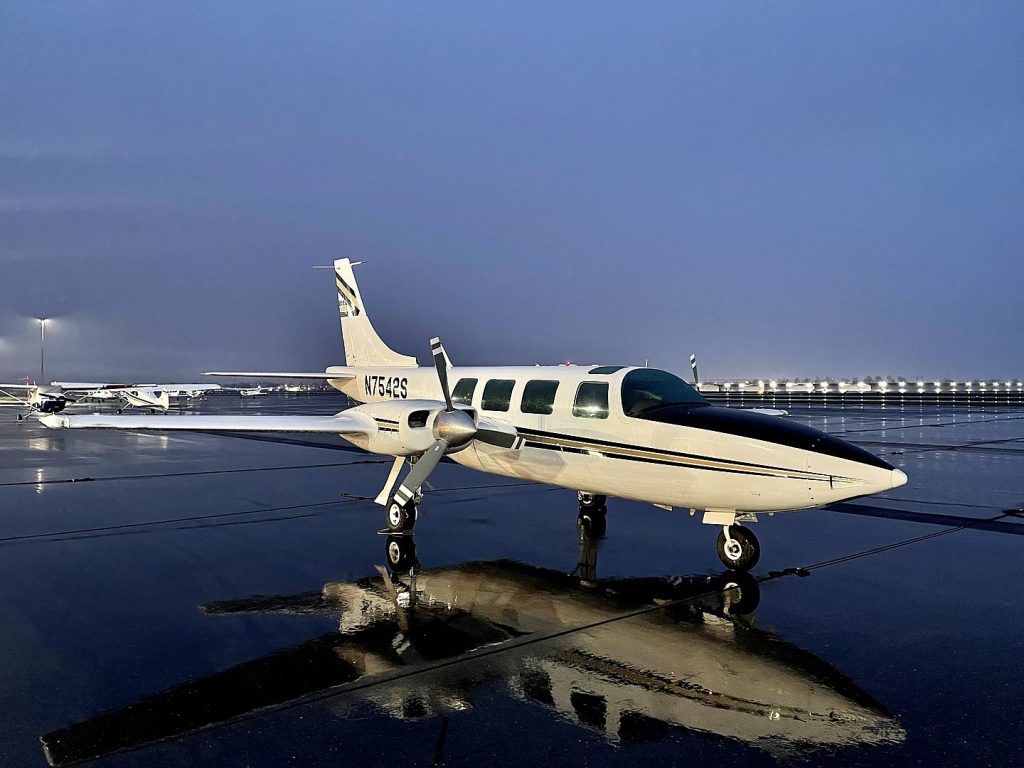 Delaware Piper Aerostar 600 Charter